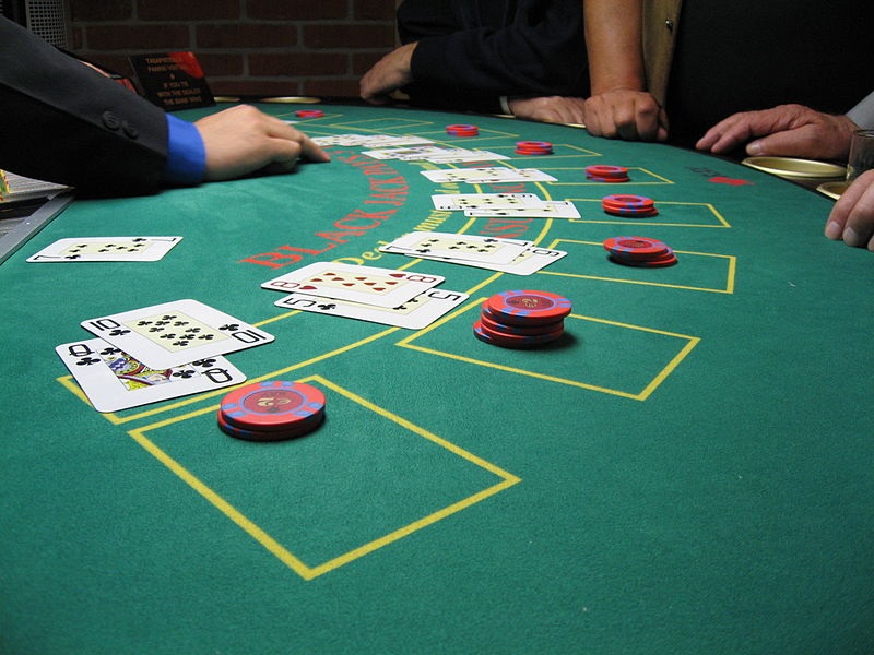 The Pros and Cons of Playing in Land-Based Casinos vs. Online Platforms
